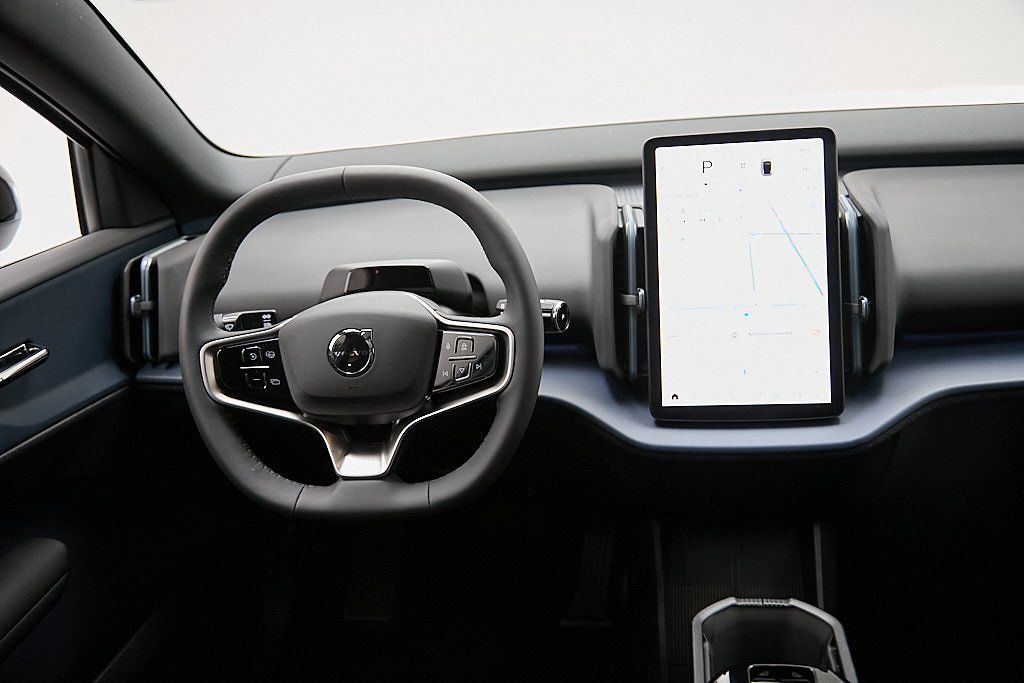 2025 VOLVO EX30 - Image 24