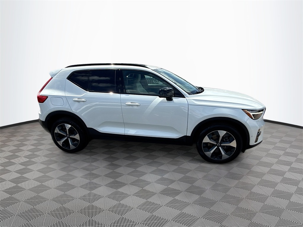 2023 Volvo XC40 Plus photo 3
