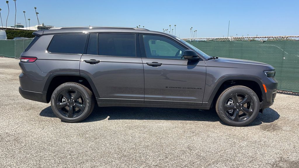 2024 Jeep Grand Cherokee Limited photo 3