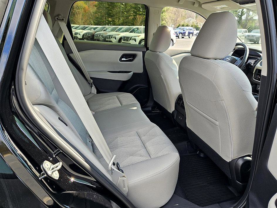 2025 Nissan Rogue SV photo 13