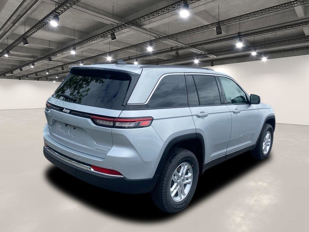 2025 Jeep Grand Cherokee Laredo photo 3