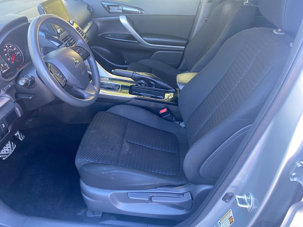 2022 Mitsubishi Eclipse Cross LE photo 7
