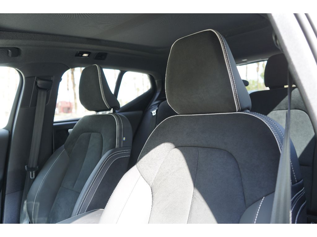 2023 Volvo XC40 P8 Ultimate photo 16