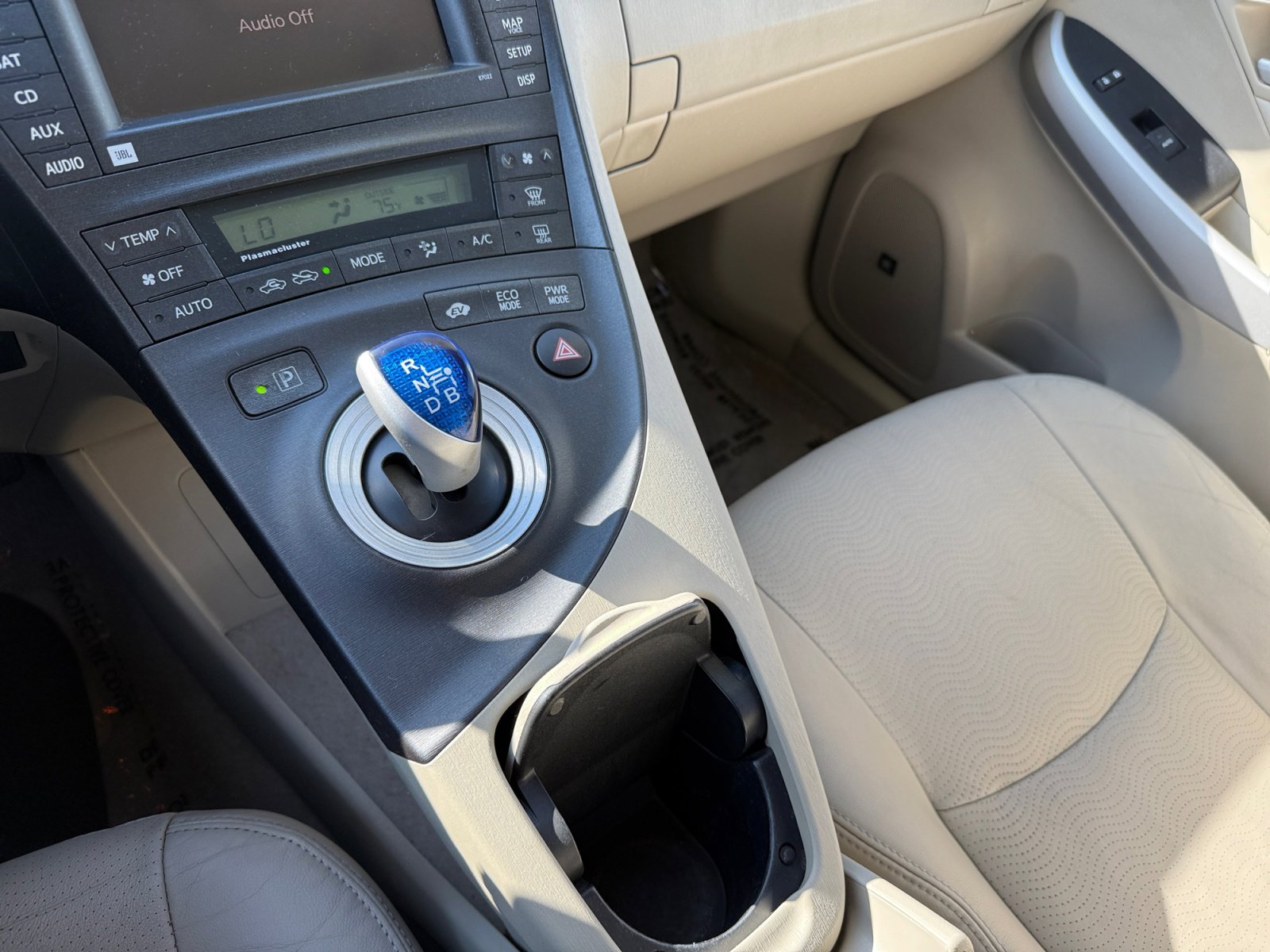 2010 Toyota Prius Four photo 13