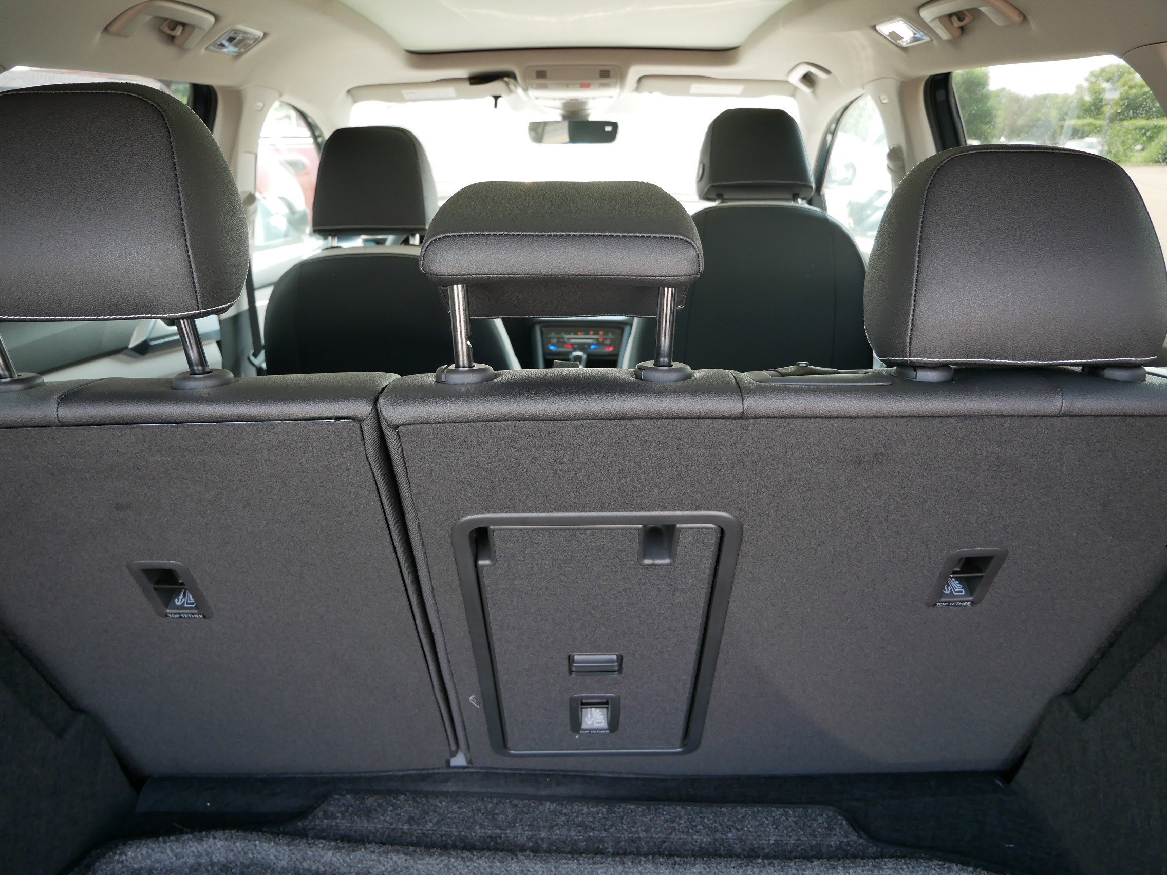 2025 Volkswagen Taos SE photo 3