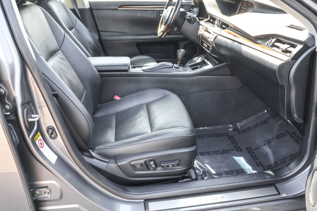 2014 Lexus ES 350 photo 31