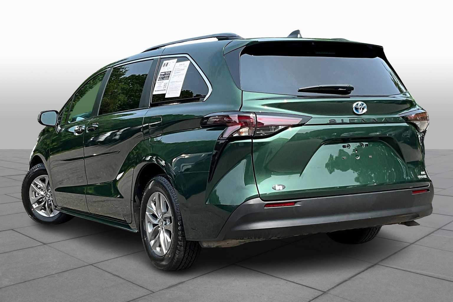 2024 Toyota Sienna LE photo 11