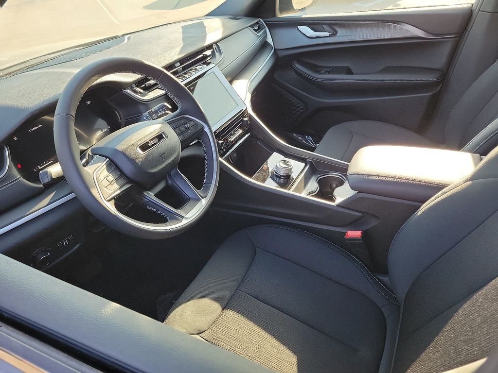 2025 Jeep Grand Cherokee Laredo X photo 2