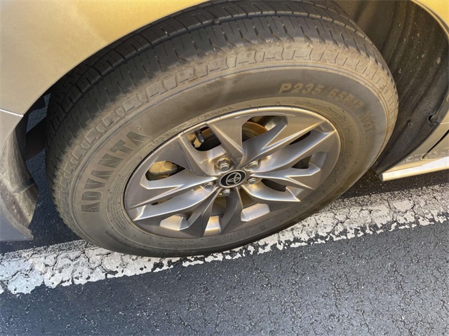 2024 Toyota Sienna XLE photo 2