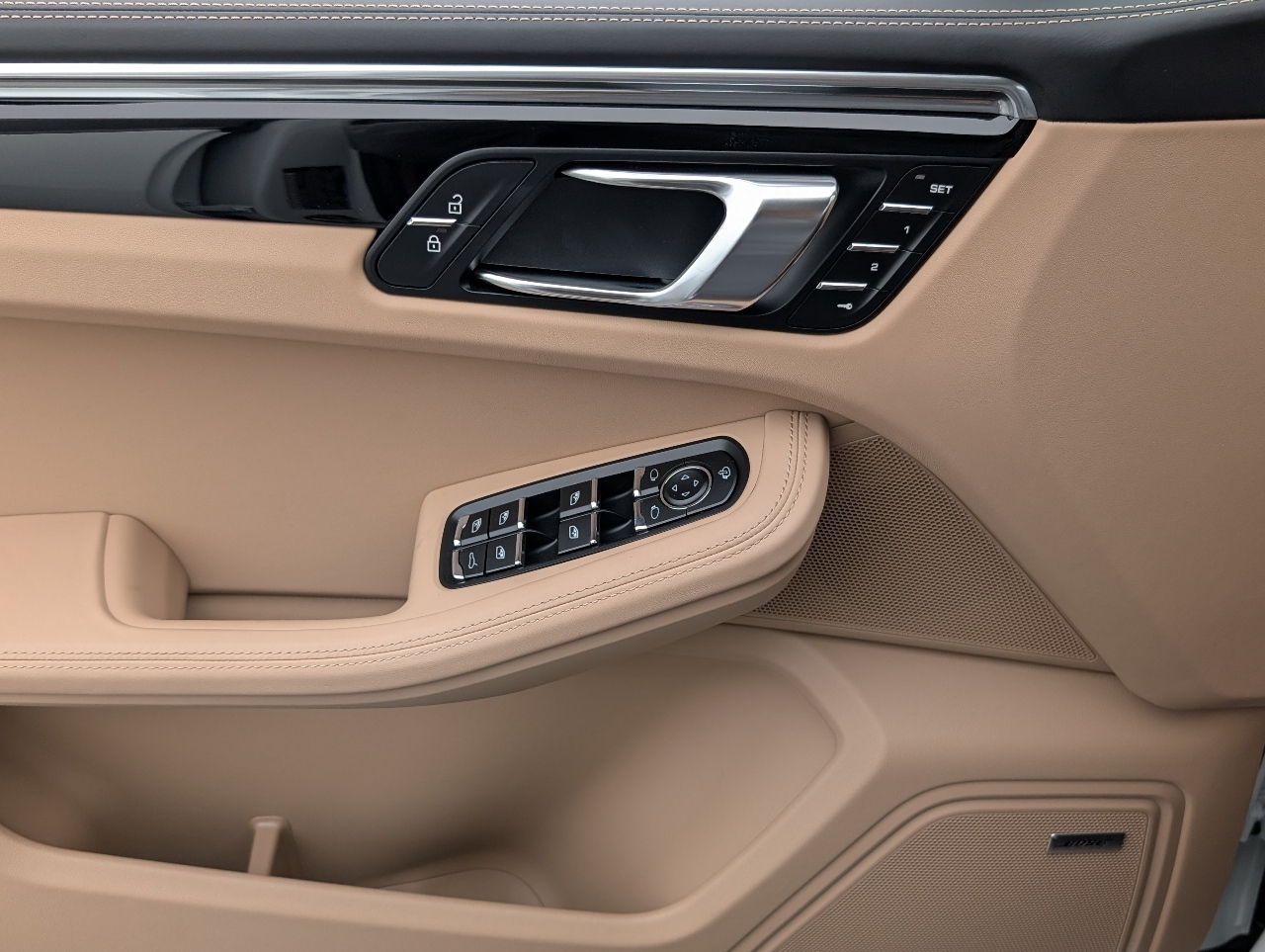 2025 Porsche Macan T photo 18