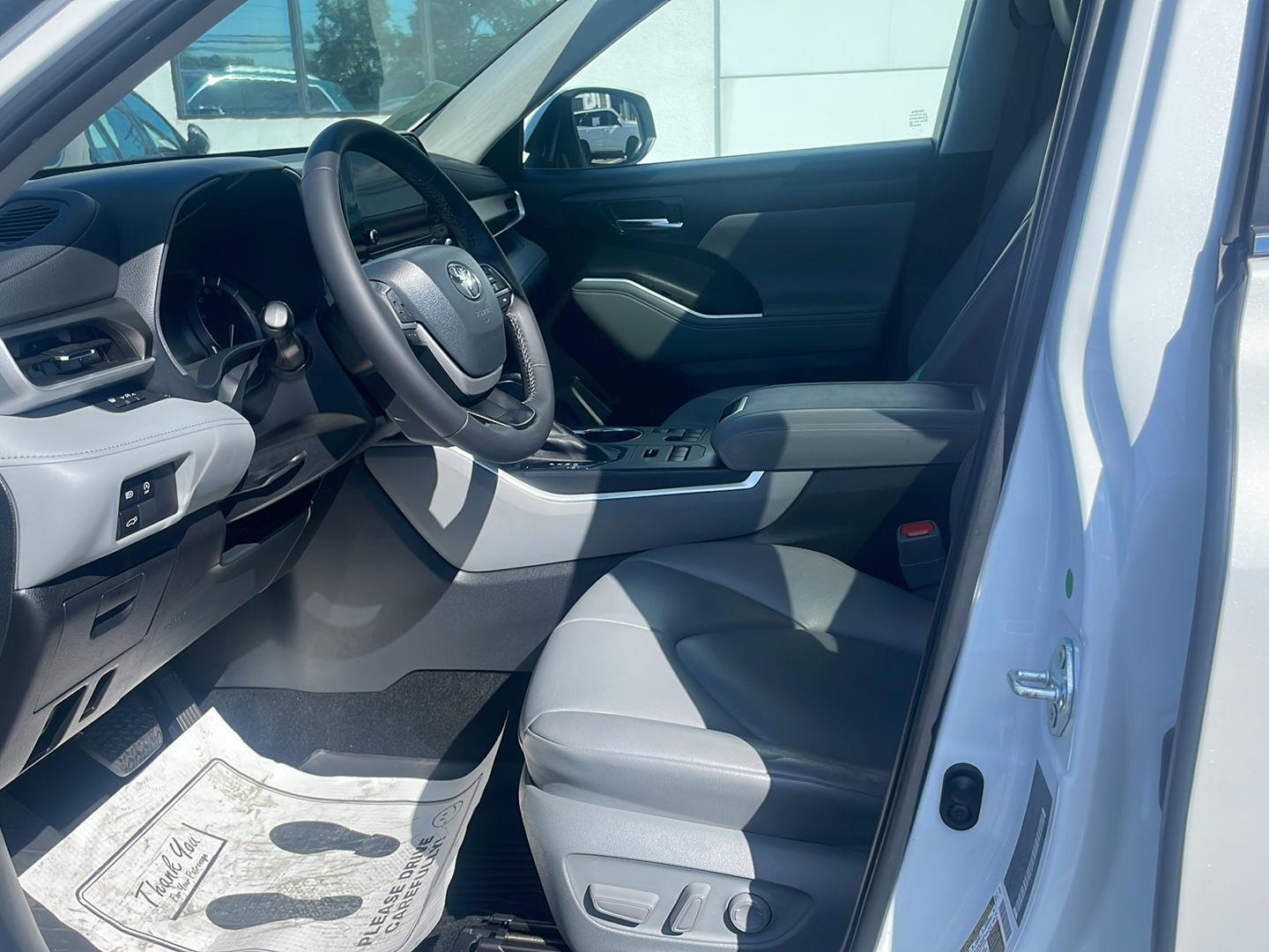 2024 Toyota Highlander LE photo 3