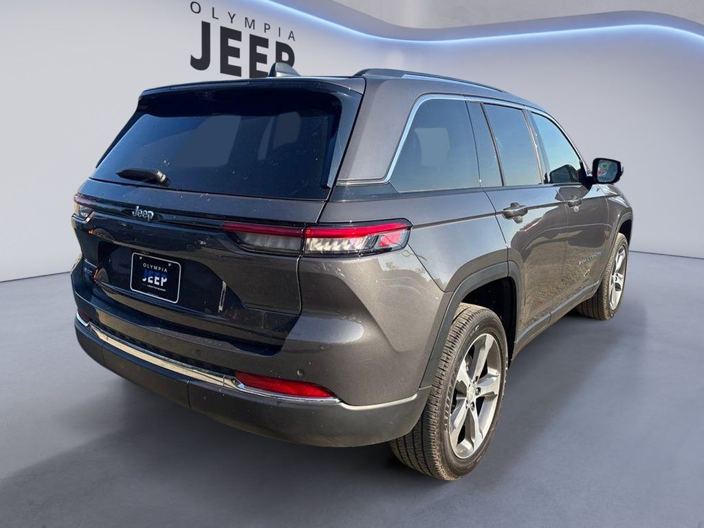 2023 Jeep Cherokee Base photo 3
