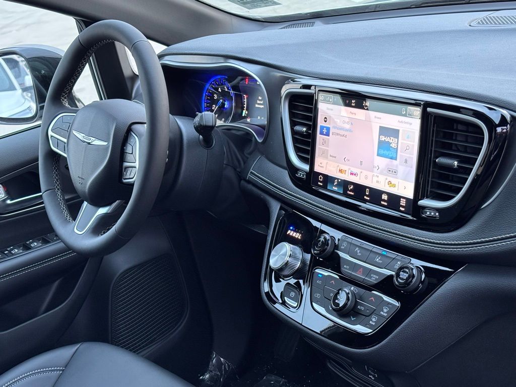 2026 Chrysler Pacifica photo 24