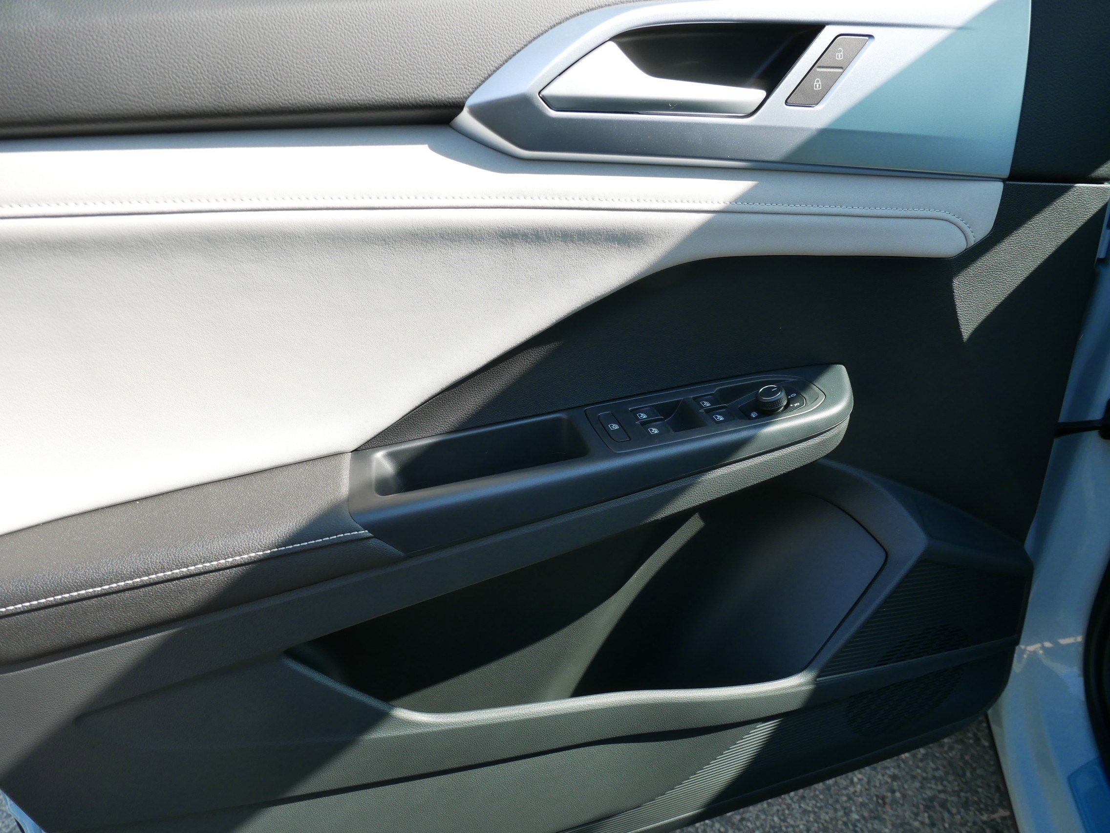 2025 Volkswagen Taos SE photo 4