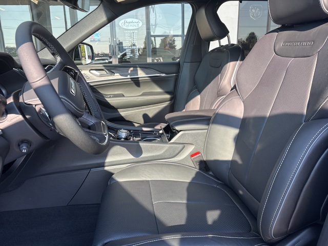 2025 Jeep Grand Cherokee Overland photo 3