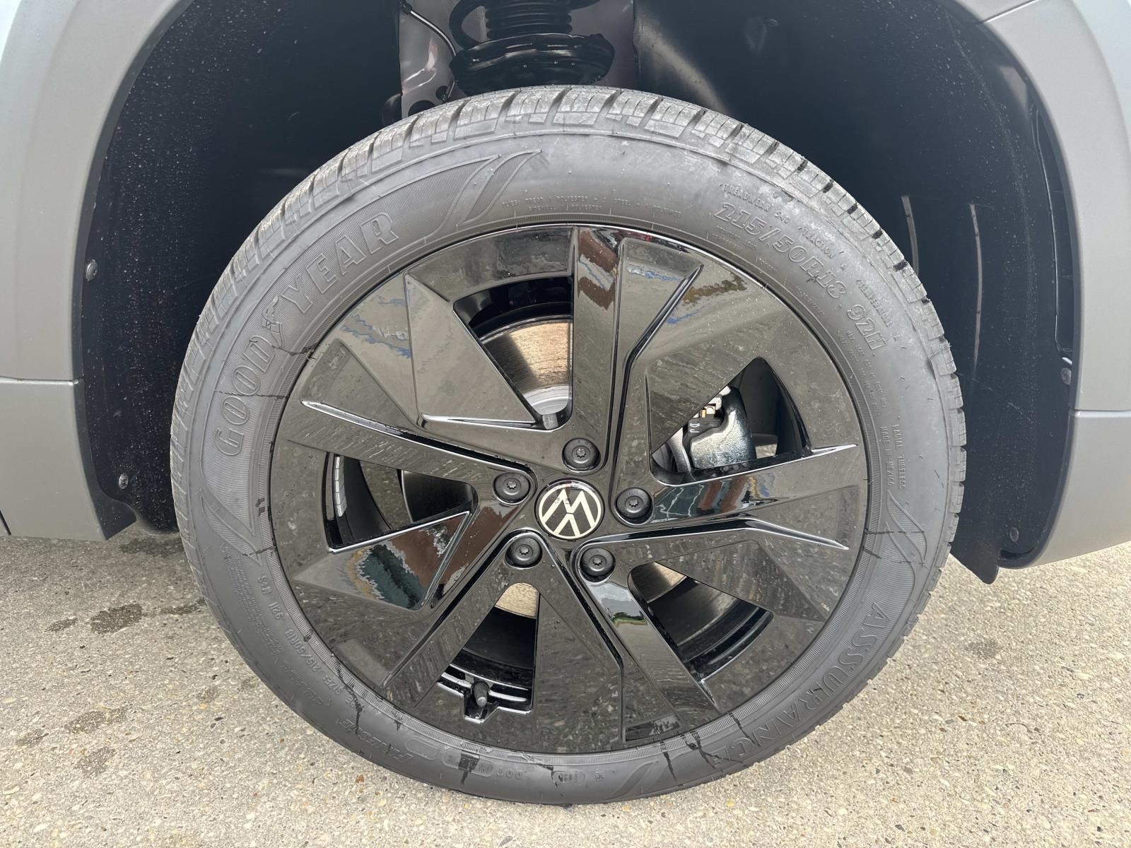 2025 Volkswagen Taos SE photo 2