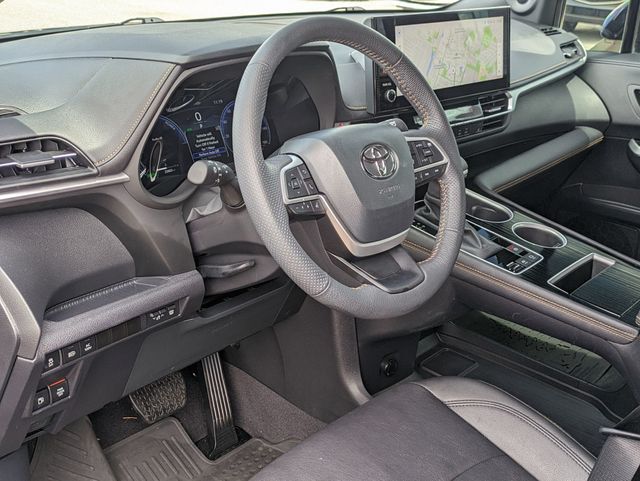 2025 Toyota Sienna Woodland Edition photo 11