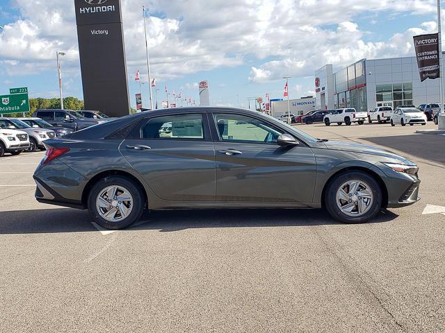 2025 Hyundai Elantra SE photo 4