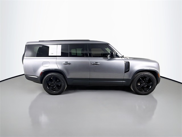 2024 Land Rover Defender 130 S photo 4