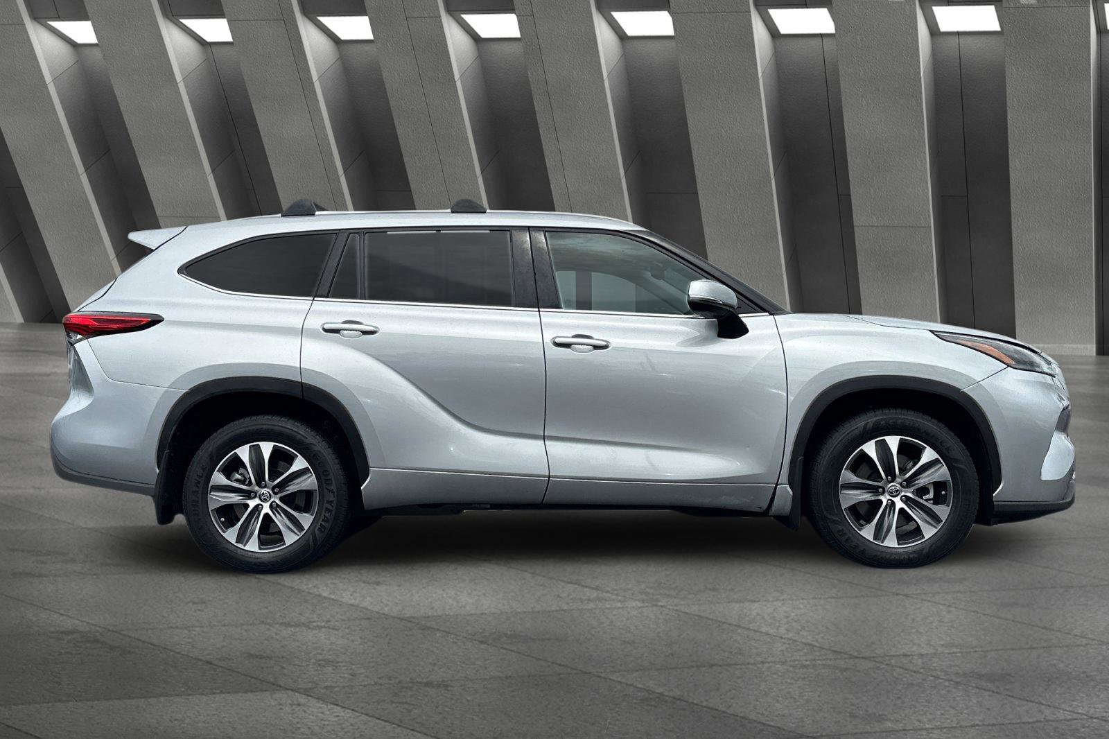 2021 Toyota Highlander XLE photo 2