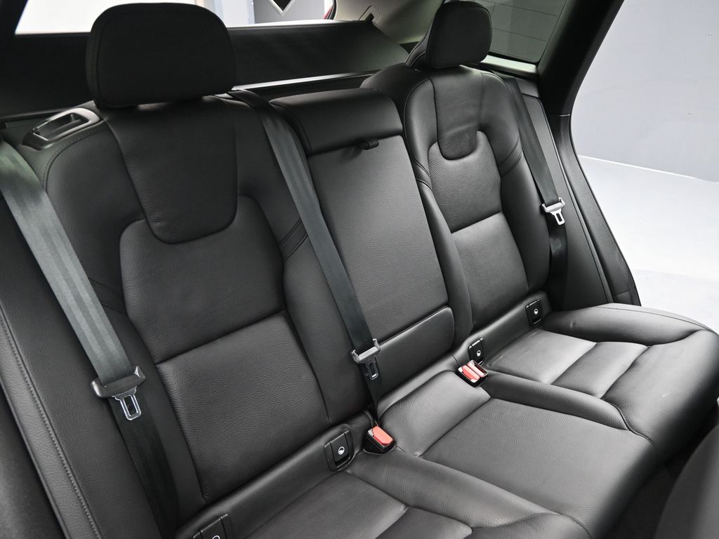 2023 Volvo XC60 B5 Plus photo 16