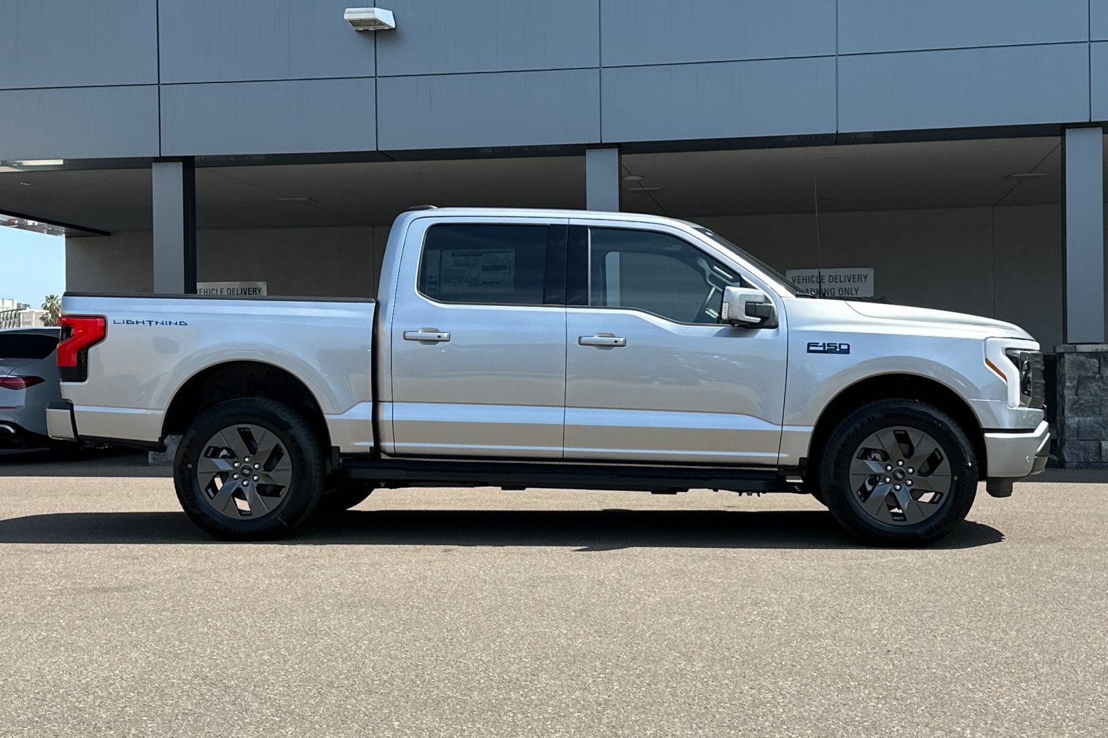 2025 Ford F-150 Lightning Lariat photo 2