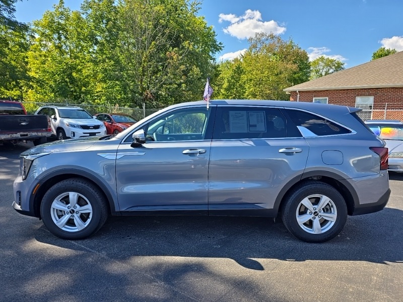 2024 Kia Sorento LX photo 4