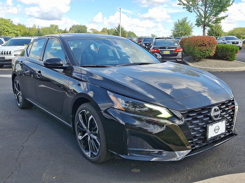 2025 Nissan Altima 2.5 SR photo 2