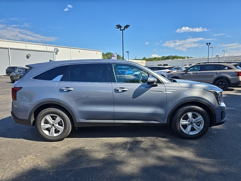 2024 Kia Sorento LX photo 8