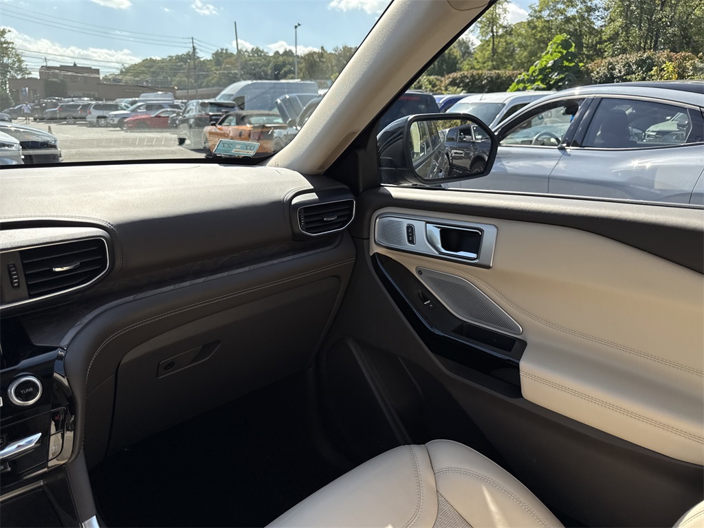 2025 Ford Explorer ST-Line photo 14