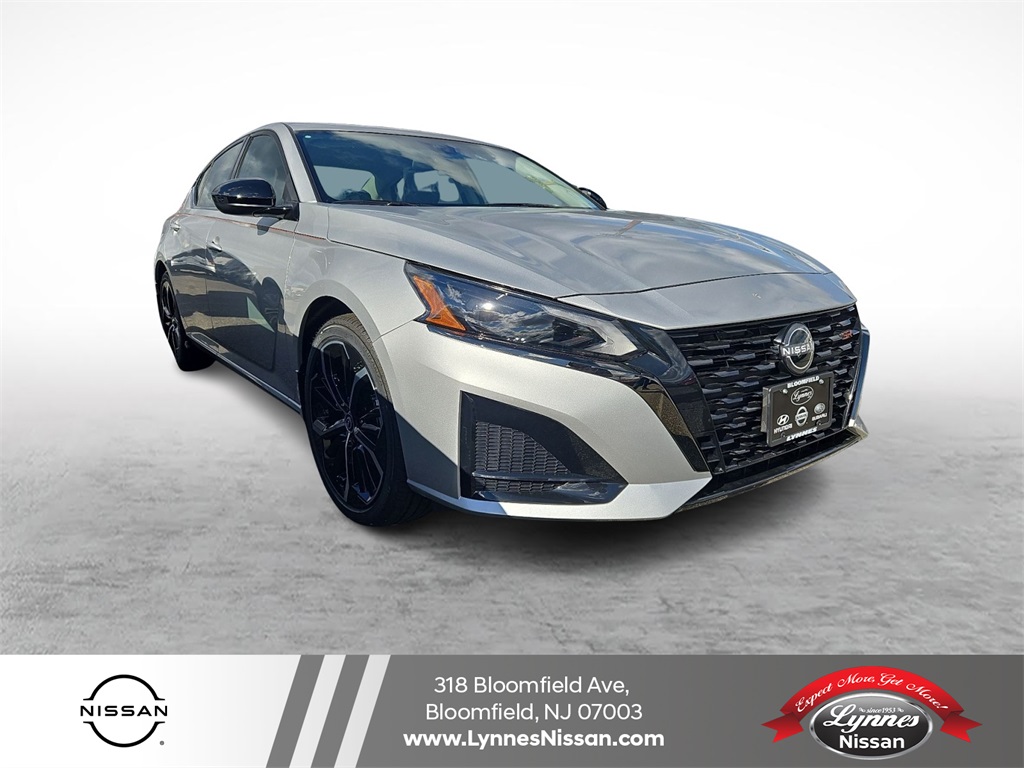 2025 Nissan Altima SR's photo