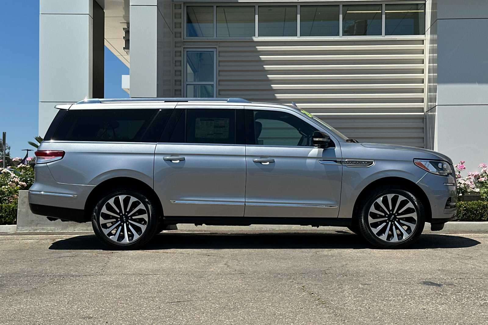 2024 Lincoln Navigator L Reserve photo 2