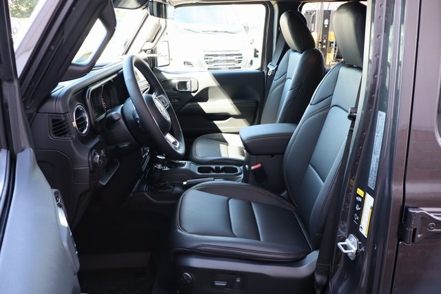 2025 Jeep Wrangler Sahara photo 8