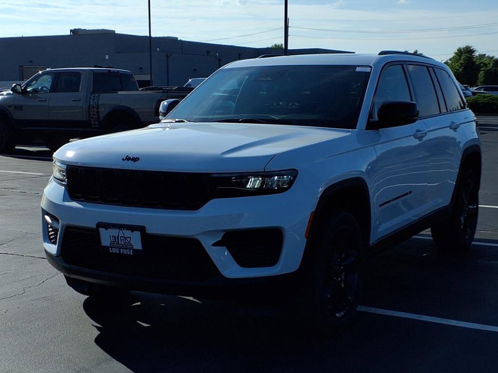 2025 Jeep Grand Cherokee Altitude photo 2
