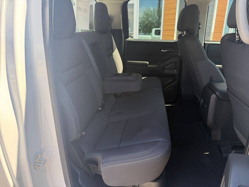 2024 Nissan Frontier SV photo 15