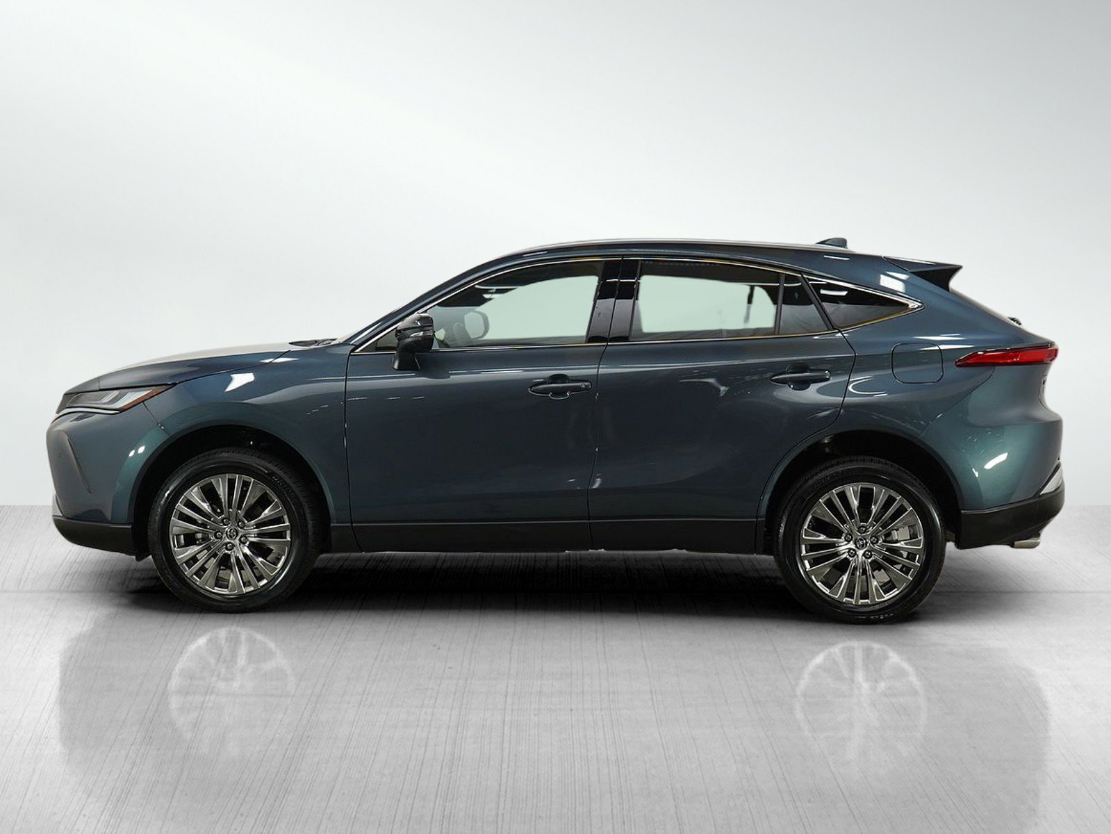 Used 2024 Toyota Venza XLE with VIN JTEAAAAH9RJ184546 for sale in Burnsville, Minnesota