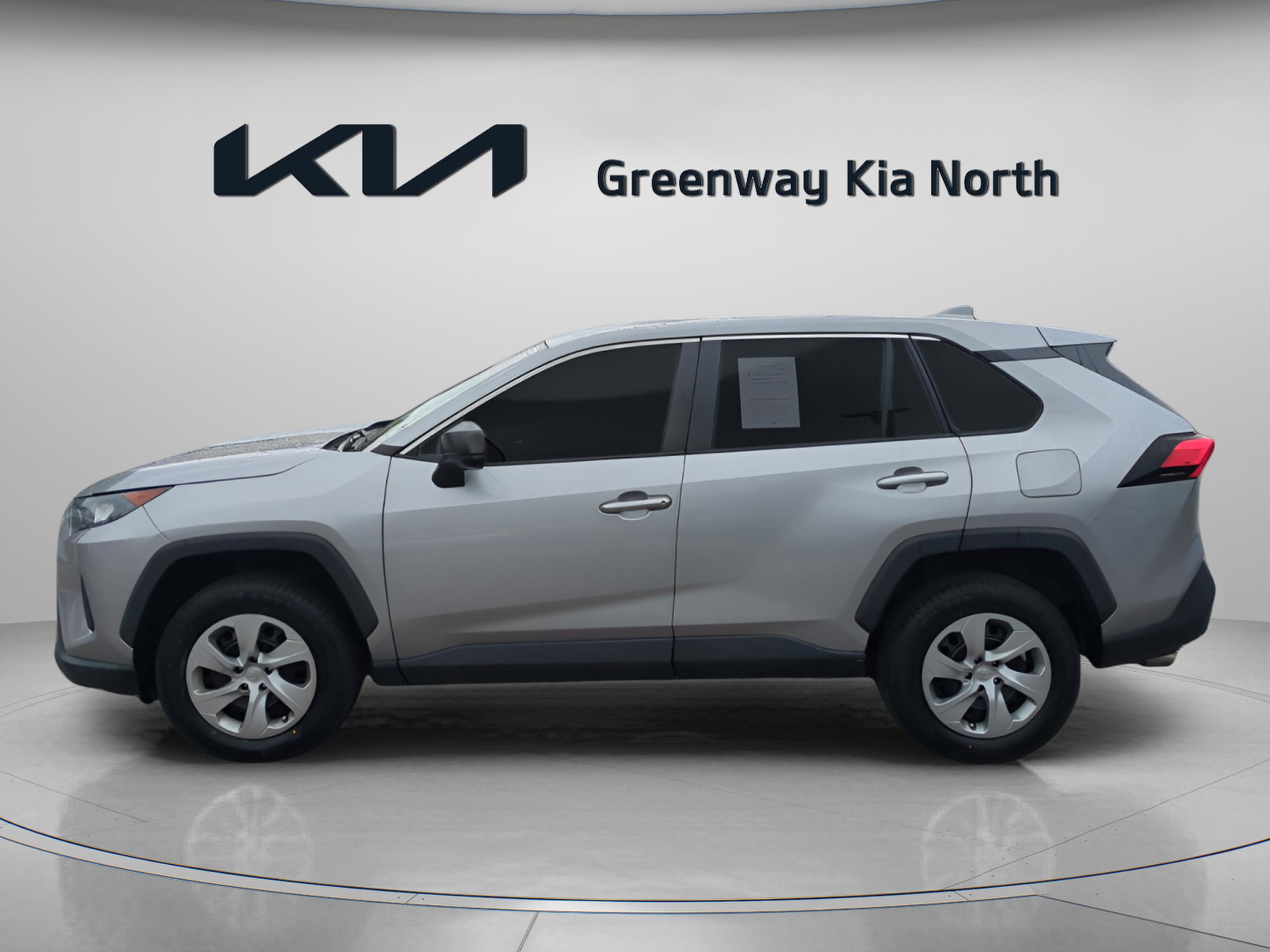 2022 Toyota RAV4 LE photo 4