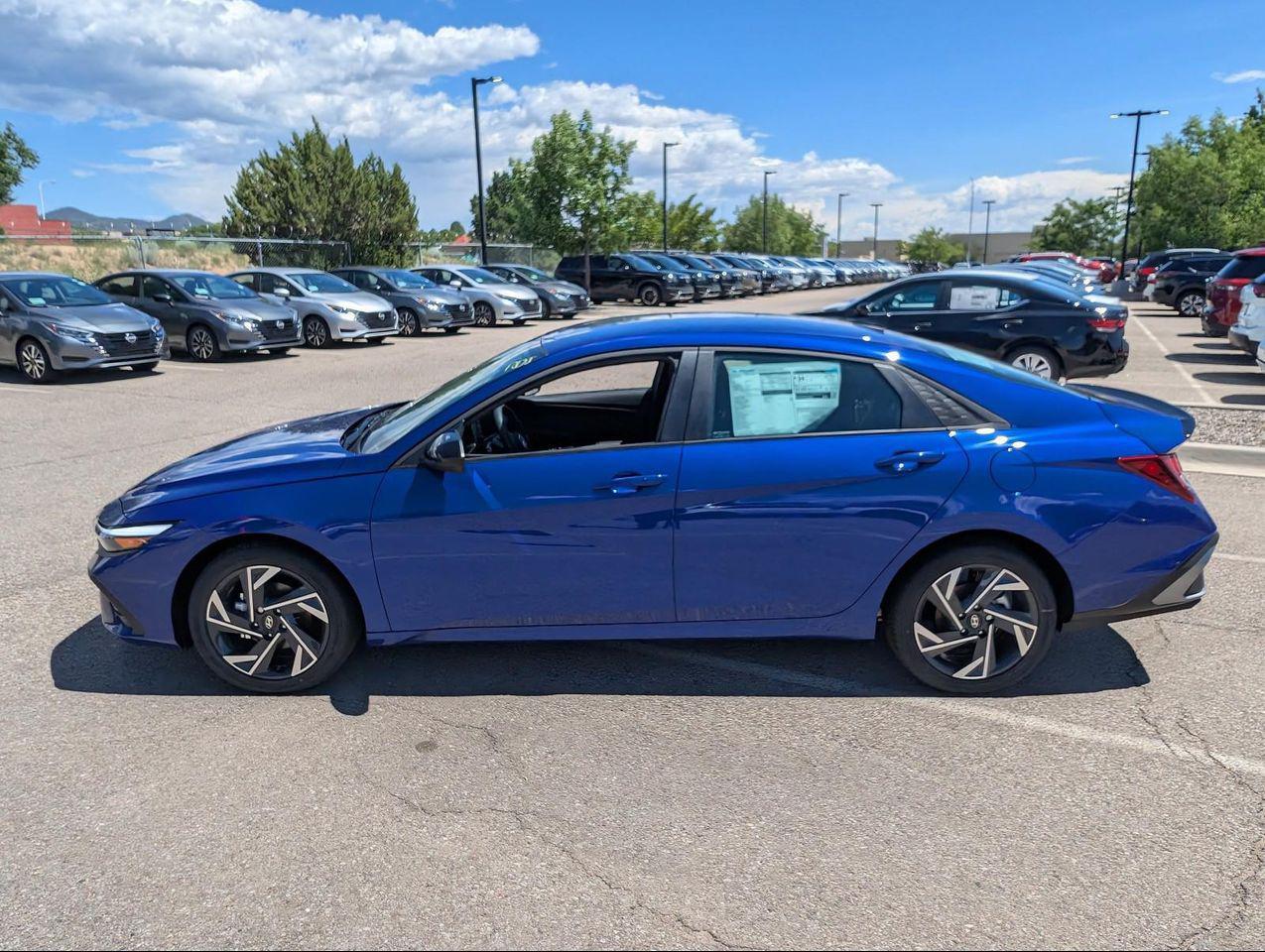 2025 Hyundai Elantra SEL Sport photo 2