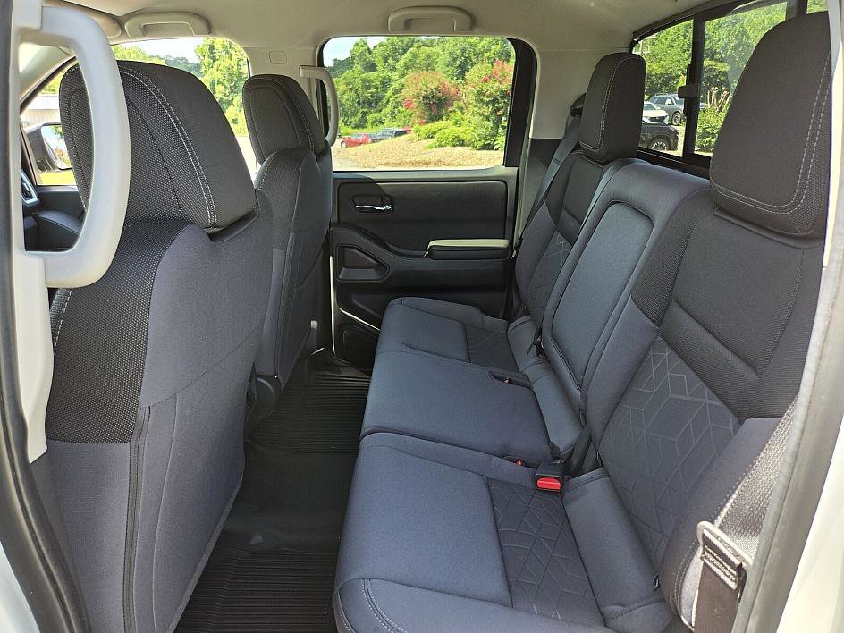 2025 Nissan Frontier Crew Cab SV photo 9
