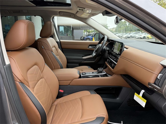 2025 Nissan Pathfinder Platinum photo 13