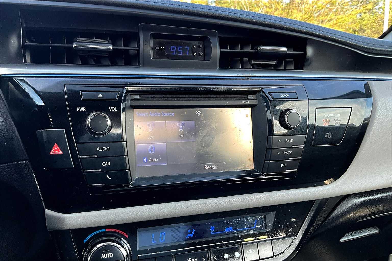 2014 Toyota Corolla LE photo 28
