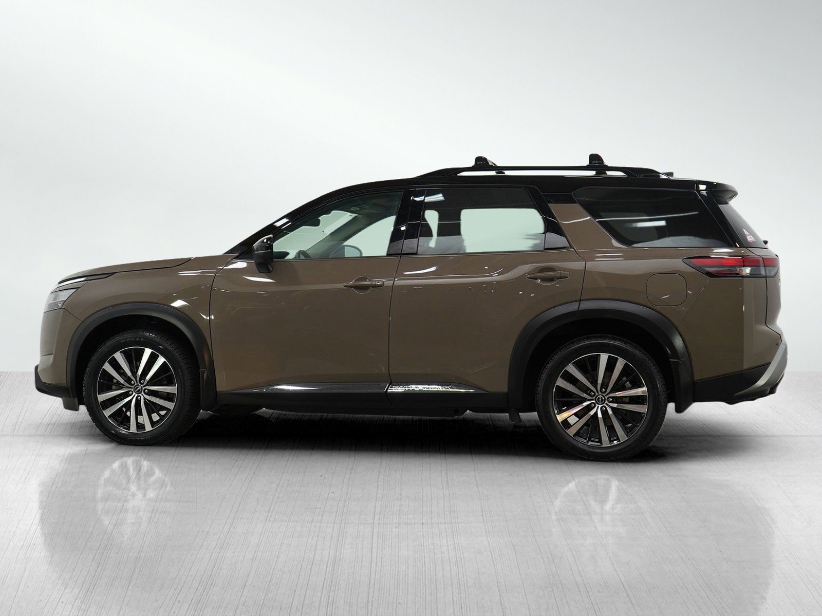 2023 Nissan Pathfinder Platinum photo 2