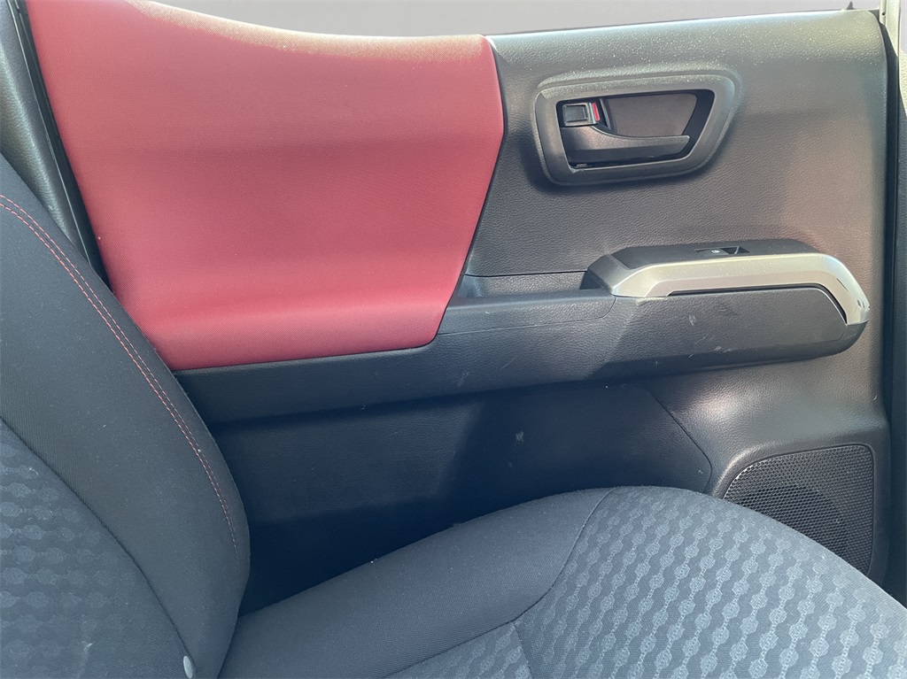 2022 Toyota Tacoma SR5 photo 24