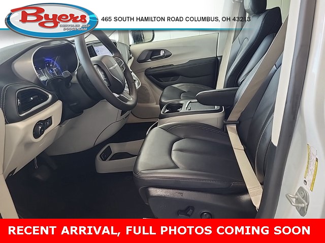 2024 Chrysler Pacifica Touring L photo 2
