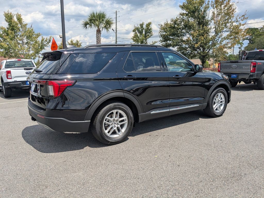 2025 Ford Explorer photo 4