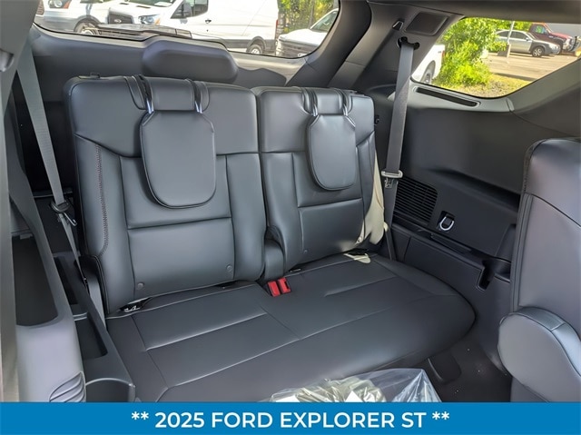 2025 Ford Explorer ST photo 4