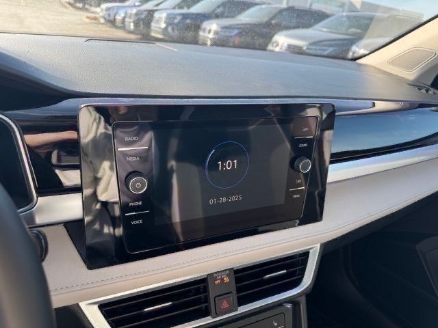 2025 Volkswagen Taos SE photo 20