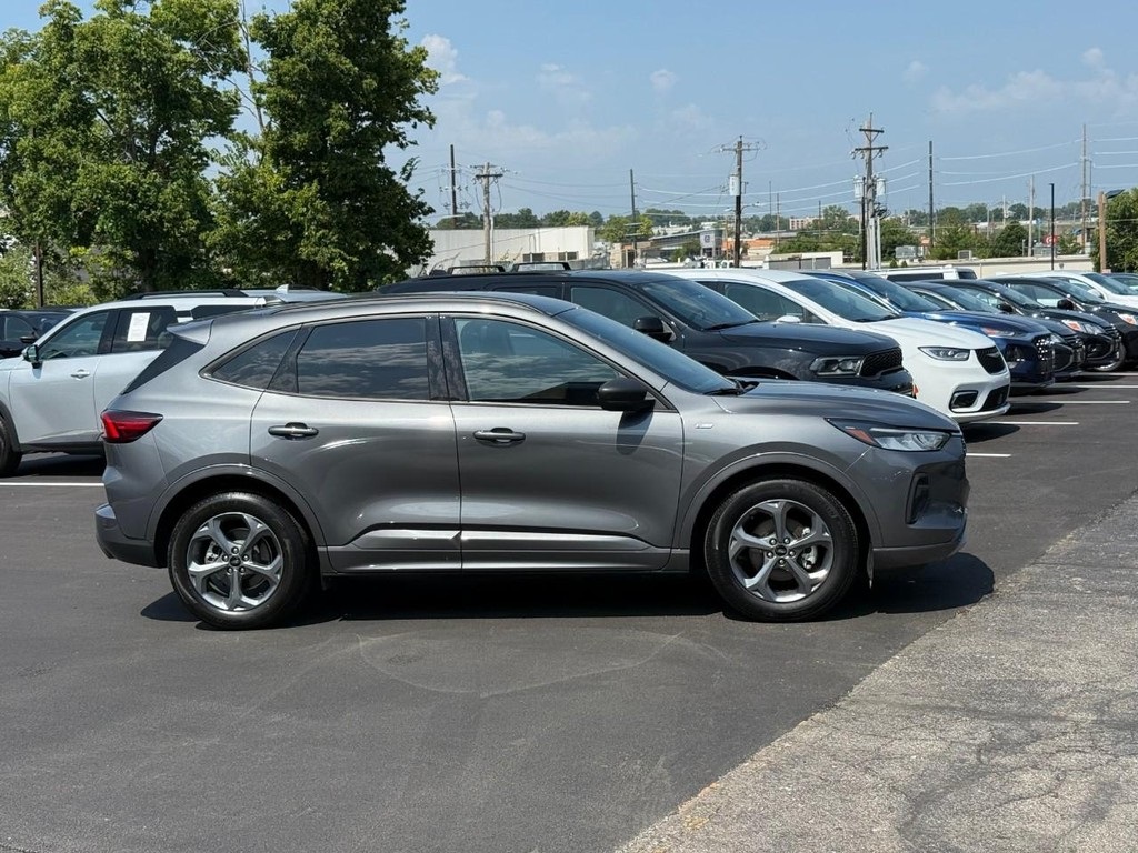 2024 Ford Escape ST-Line photo 2