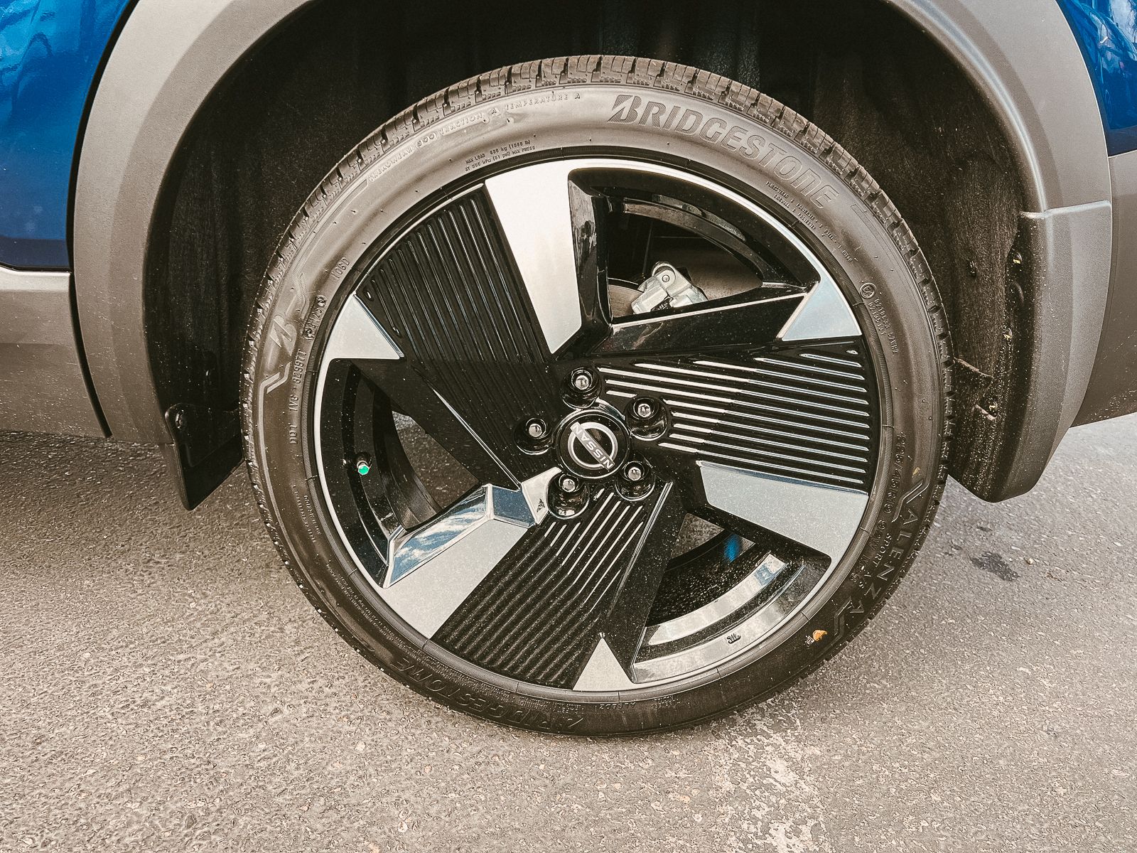 2026 Nissan Kicks SR photo 3