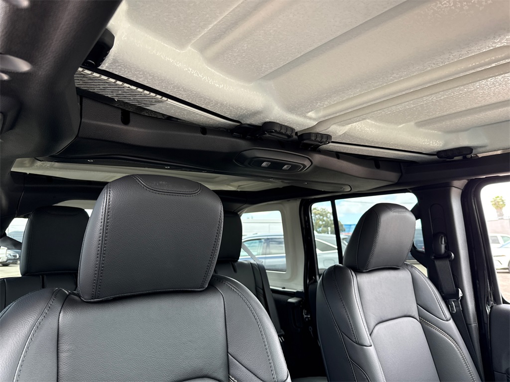 2025 Jeep Wrangler Sahara photo 12